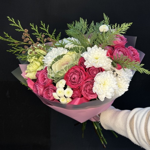 Букет из кустовых роз, хризантемы и брассики