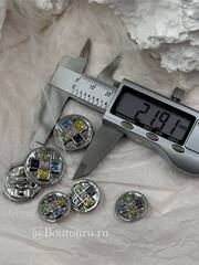 Пуговицы серебристые с квадратными деталями и разноцветными камнями стразами