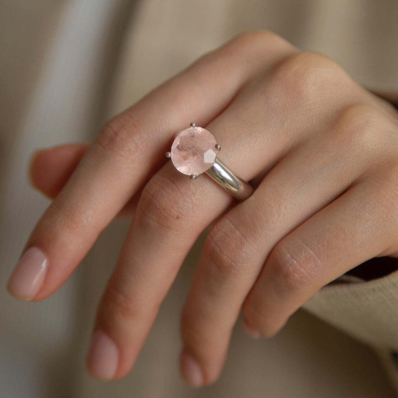 Кольцо серебро розовый. Кольцо с кварцем. Кольцо с розовым кварцем в серебре. Кольцо из розового кварца. Кольцо из розового камня.