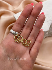 Серьги сердечки золотистые крендельки в стразах