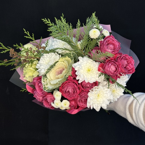 Букет из кустовых роз, хризантемы и брассики