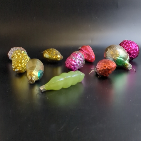 Ёлочные игрушки набор из 10 разных фруктов и овещей, горошек, лимон и др, стекло, подвесные, винтаж времён СССР 1960-1980 гг. Советские ёлочные игрушки и украшения. Состояние и комплектация на фото.