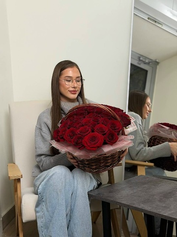 Wow! 39 роз RED NAOMI в корзине (60 см)