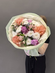 Букет с пионами и французской розой