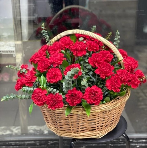 Корзина с гвоздикой