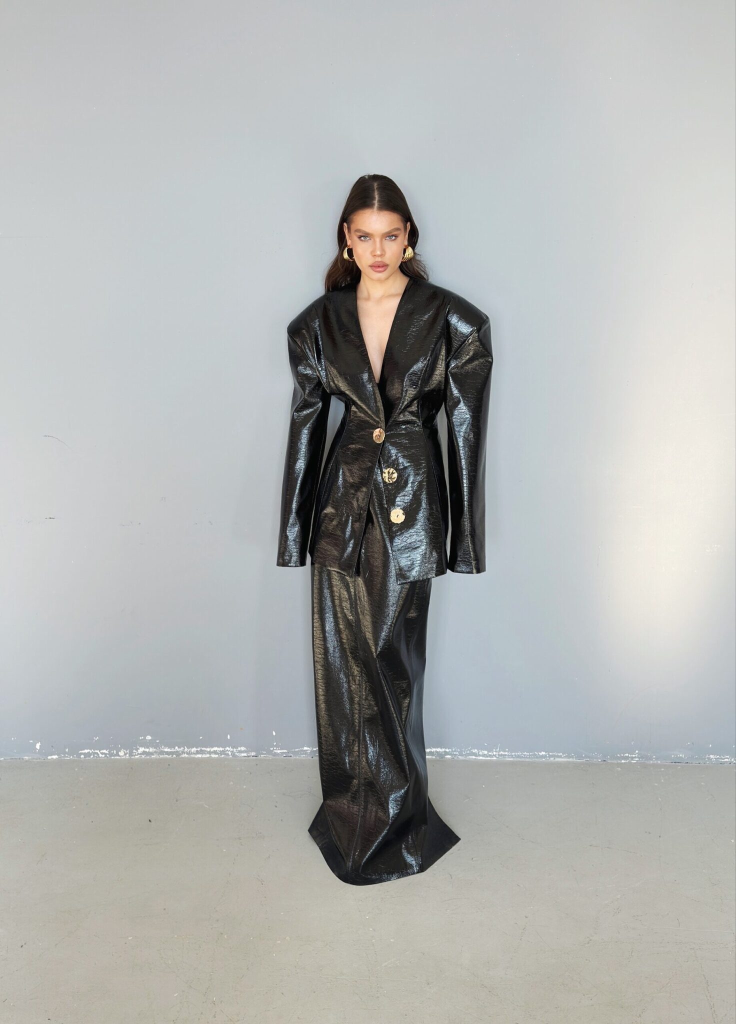 Приталенный жакет с объемными плечами