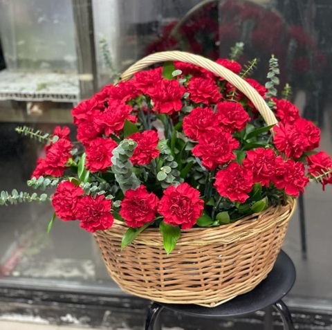 Корзина с гвоздикой