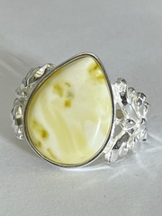 Янтарь молочный  (кольцо из серебра)
