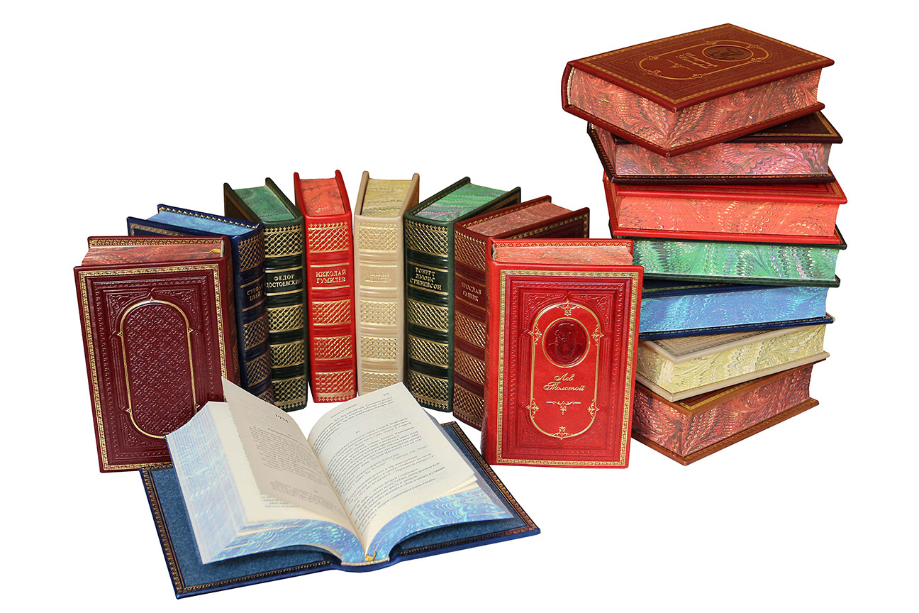 Полный комплект серии "Малая библиотека шедевров". 64 тома