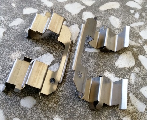 ПРУЖИНА ПРИЖИМНАЯ ПЕРЕДНИХ КОЛОДОК (НАПРАВЛЯЮЩАЯ) LANOS, CHANCE, SENS, NEXIA N100 SOHC GROG