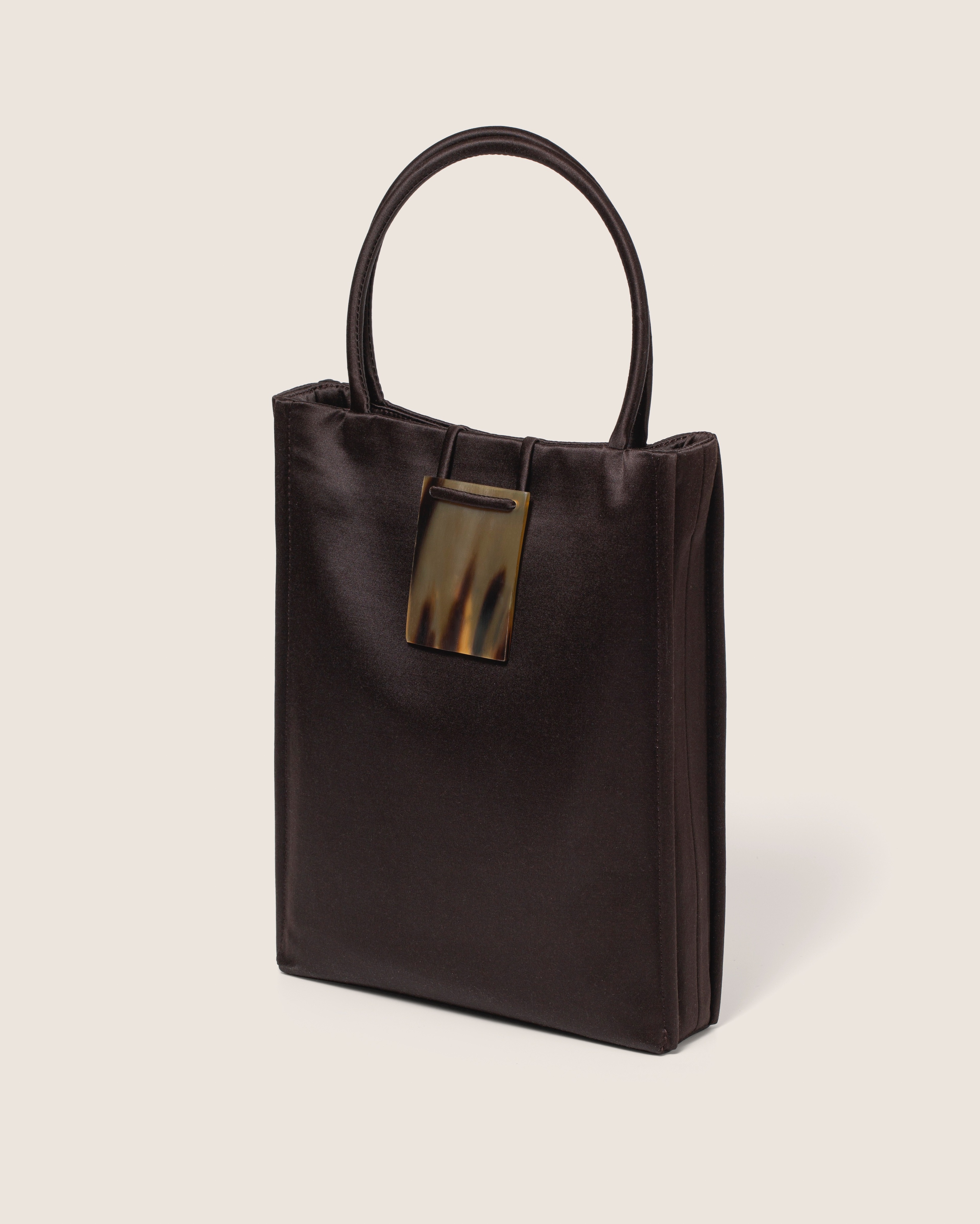 Сумка из сатина с декоративной застёжкой из рога буйвола