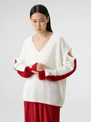 Свитер с разрезами на плечах