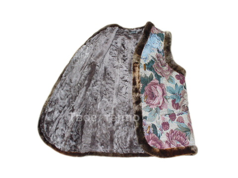 Гобеленовый жилет на кусковой овчине Розы