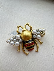 Стильная брошь с микрожемчугом в форме МУХи style by GUCCI