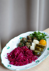 ТАРЕЛКА С ФЕРМЕНТИРОВАННОЙ КАПУСТОЙ И МАРИНАДАМИ NEW