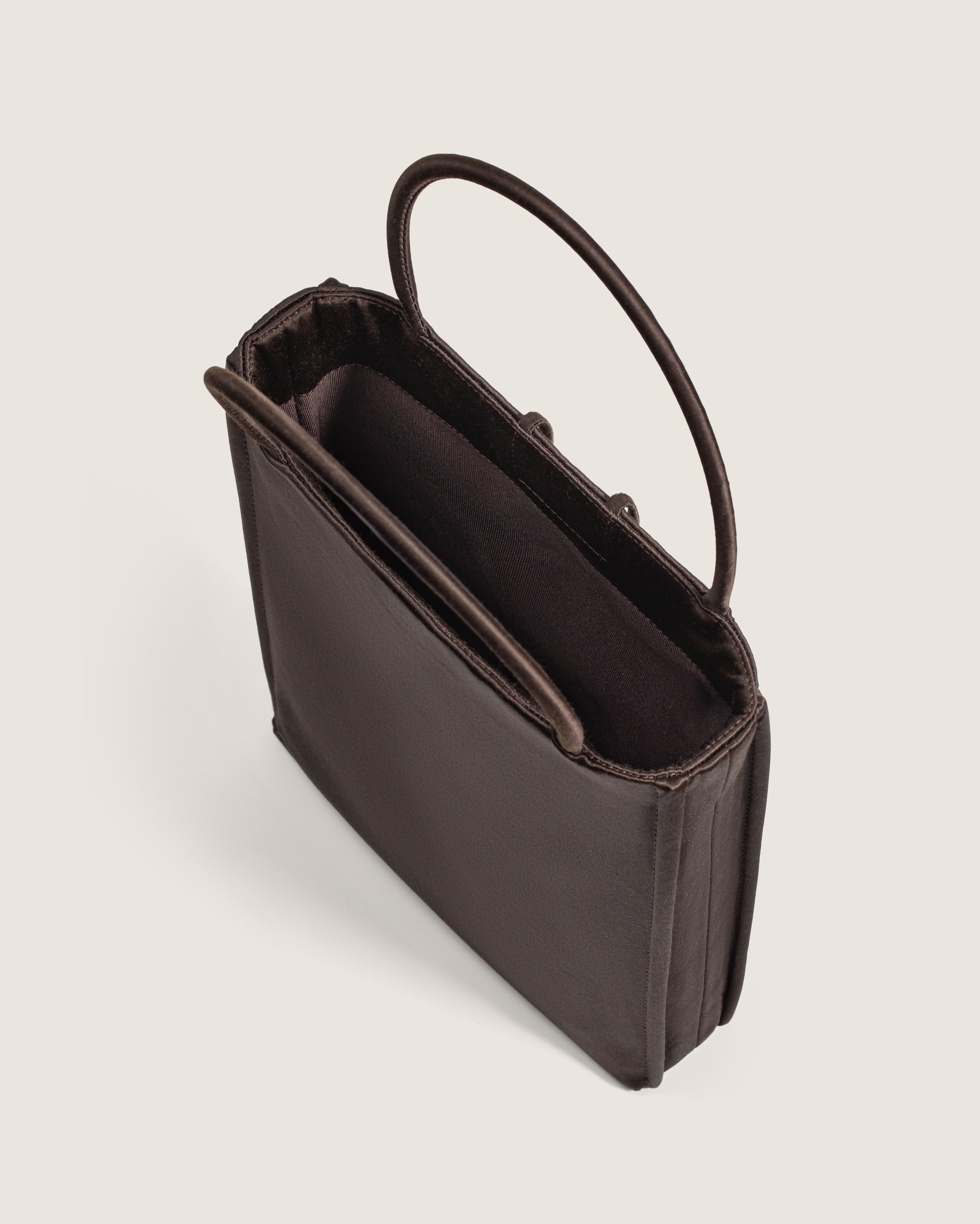 Сумка из сатина с декоративной застёжкой из рога буйвола