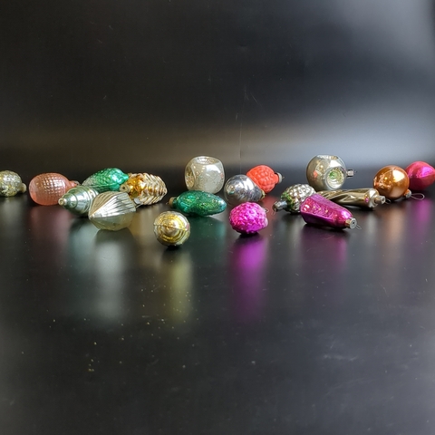 Ёлочные игрушки набор из 18 разных небольших штук, сосульки, клубнички, шишка и др, стекло, подвесные, винтаж времён СССР 1960-1980 гг. Советские ёлочные игрушки и украшения. Состояние и комплектация на фото.