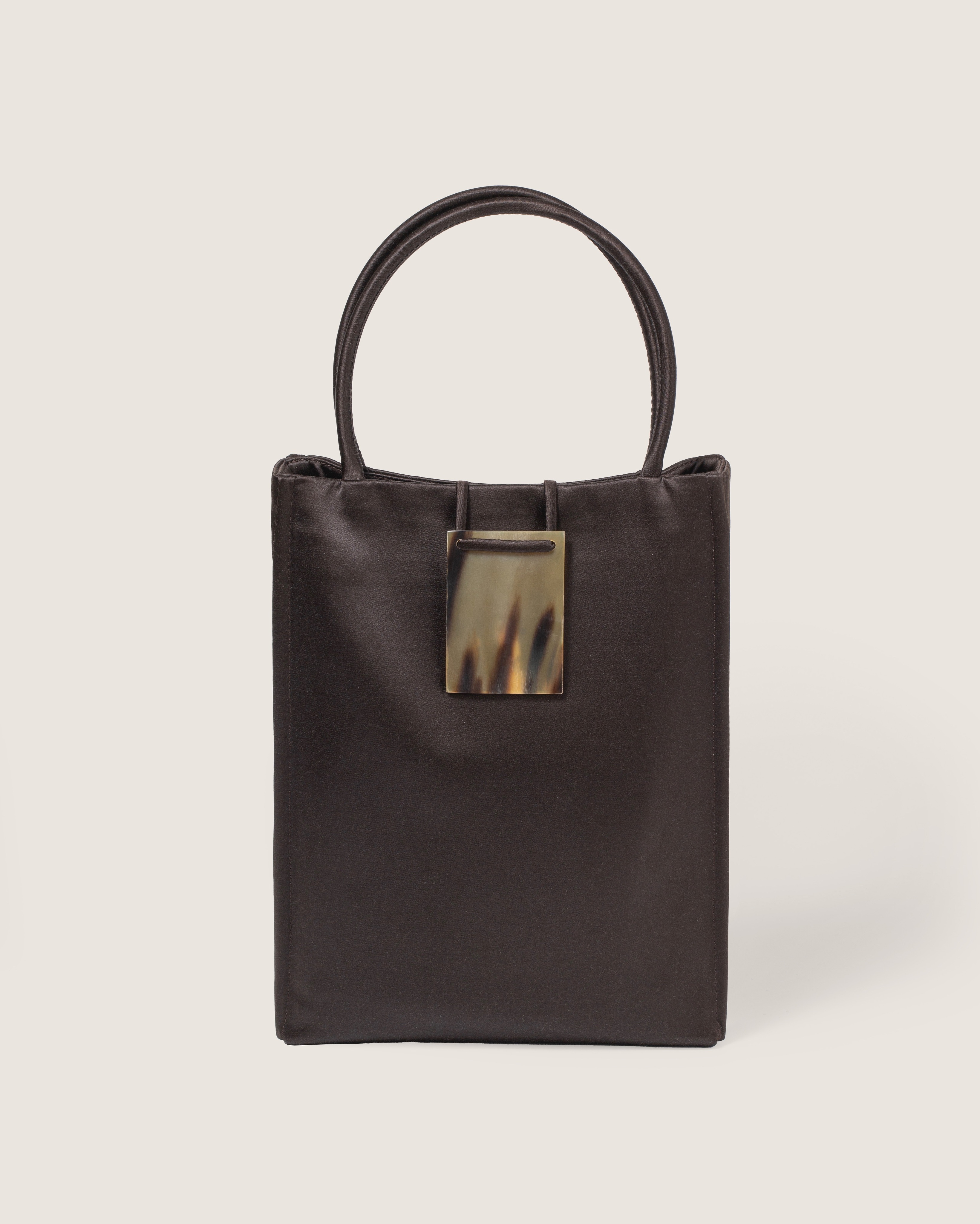 Сумка из сатина с декоративной застёжкой из рога буйвола