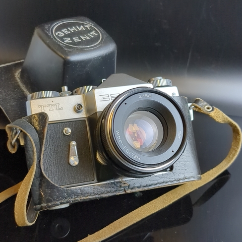 № 20 Фотоаппарат плёночный "Зенит-TTL" c объективом "Гелиос-44М" , металл, пластик, стекло, искусственная кожа, Красногорский механический завод (КМЗ), СССР, 1977-1985 гг.