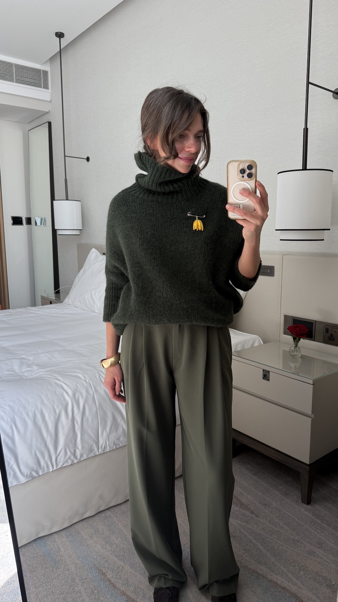 Брюки с умеренными защипами