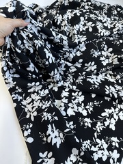 Вискоза штапель Белые цветы на черном фоне