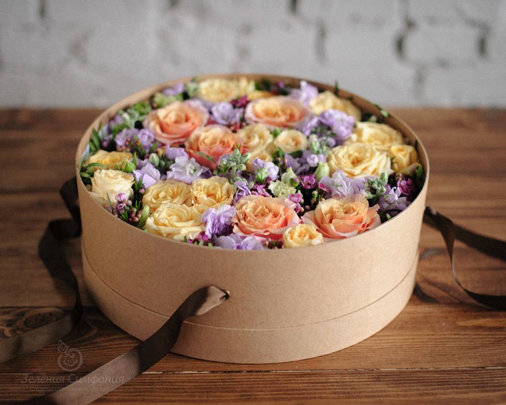 Цветы в круглой коробке фото