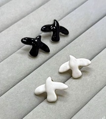 kolco-golub-mira-cvet-chernyj-belyj-v-stilistike-poison-drop