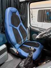 Чехлы Люкс VOLVO FH-13 после 2018 года: водитель от сиденья, пассажир от стойки кабины (один вырез под ремень) (экокожа, синий, черная вставка)