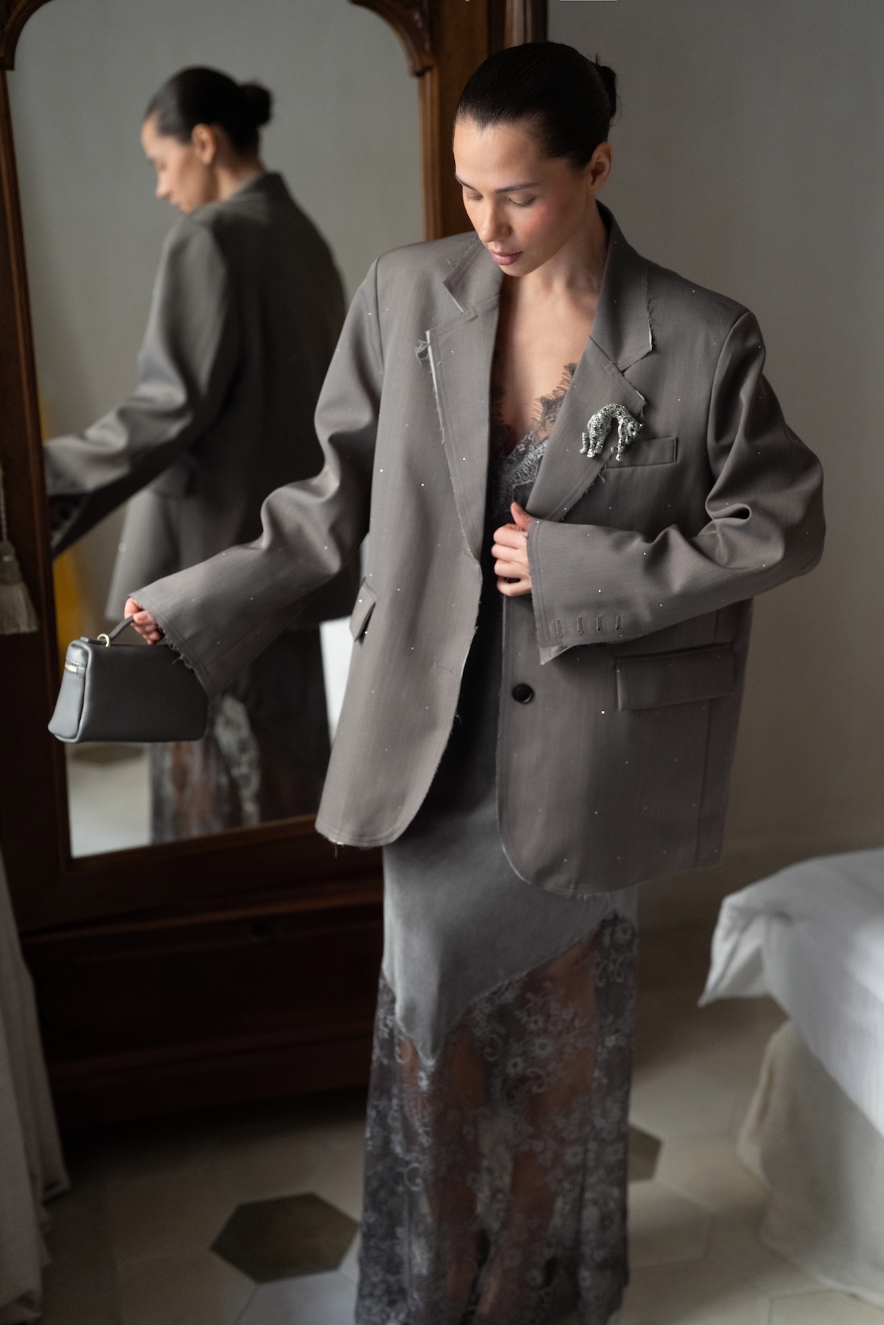 Блейзер с необработанными краями и мелкой россыпью камней