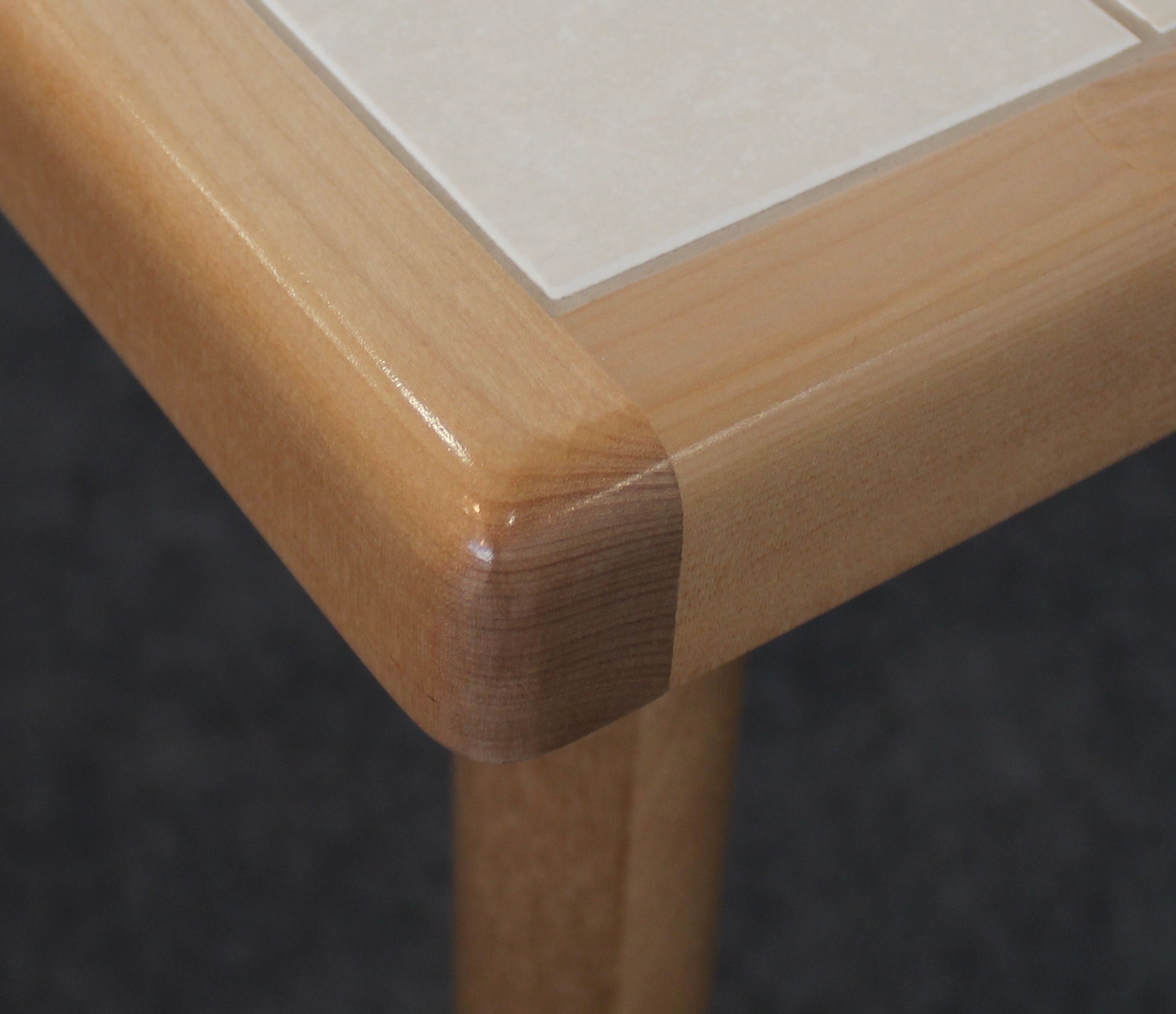 Стол с плиткой керамической раздвижной на кухню