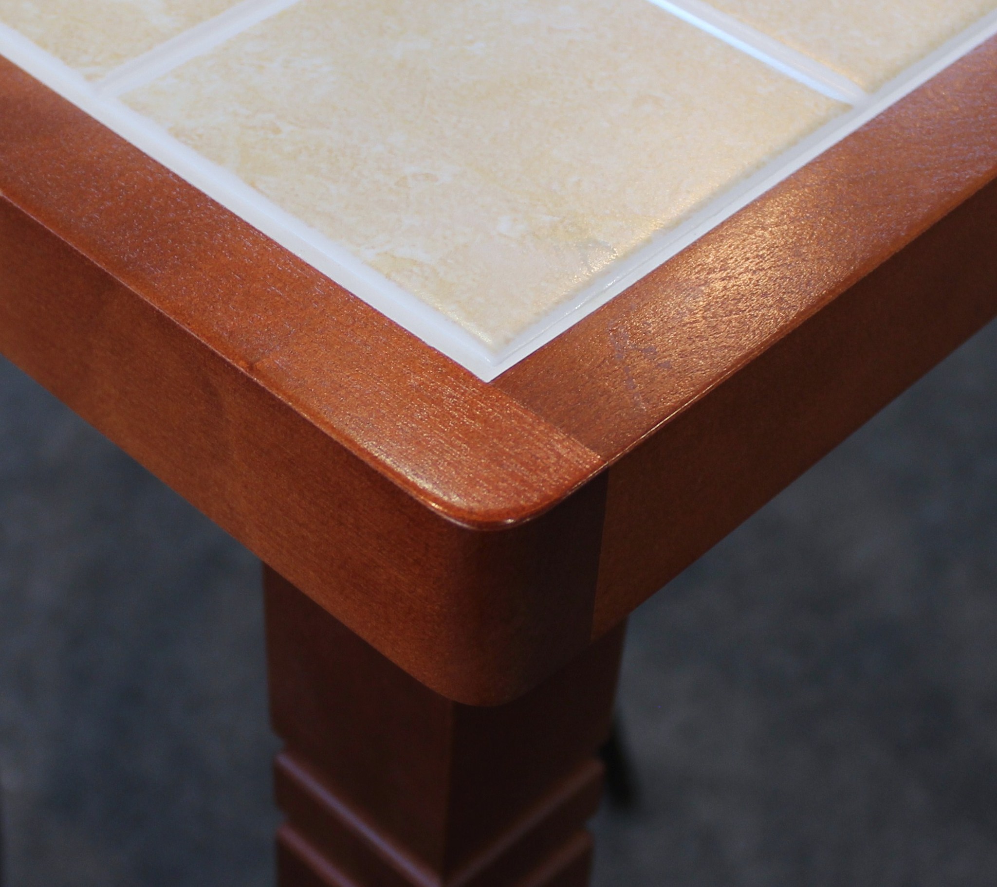 стол со столешницей из керамической плитки
