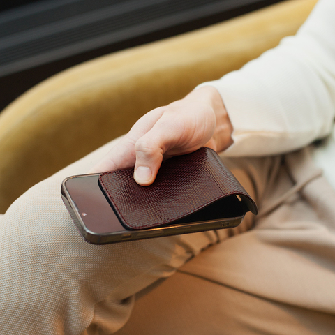 Чехол для iPhone 16 Pro Max кожаный, ящерица бордового цвета