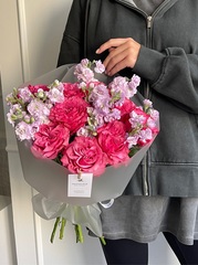 Букет из одноголовой кудрявой розы Кантри и кустовой ароматной маттиолы