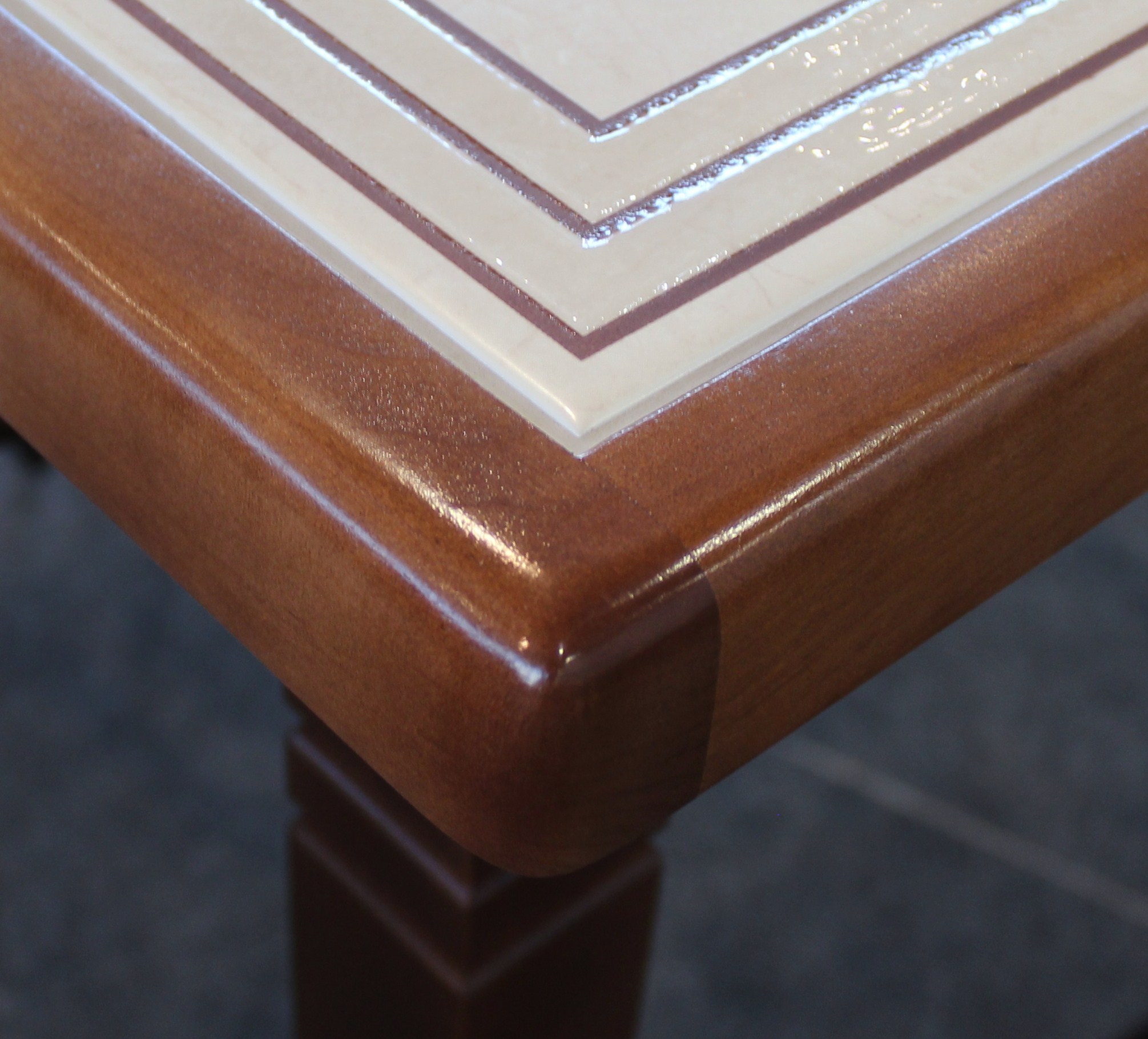Столик с керамической плиткой