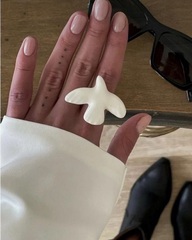 kolco-golub-mira-cvet-chernyj-belyj-v-stilistike-poison-drop