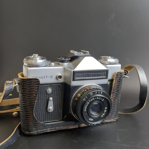 №25 Фотоаппарат плёночный "Зенит Е" с объективом "Индустар 50-2" в кофре, металл, стекло, кожа, Красногорский механический завод (КМЗ), СССР