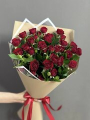 Букет из 7 красных кустовых роз сорта "Мирабель"