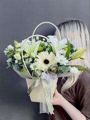 Сумочка с цветами в белой гамме