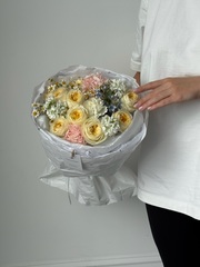 Букет сборный из кустовых пионовидных роз, диантусов, ромашки и оксипеталума