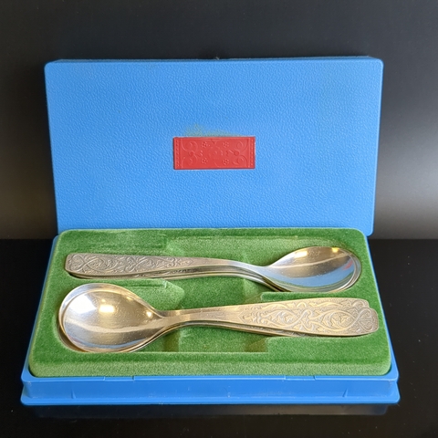 Набор из 6 десертных ложек, украшенных растительным декором, в оригинальной коробке, Ржевский механический завод, мНЦ (медь-никель-цинк), картон, металл, бумага, печать, СССР, 1983 г