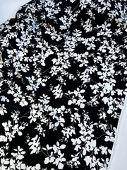 Вискоза штапель Белые цветы на черном фоне