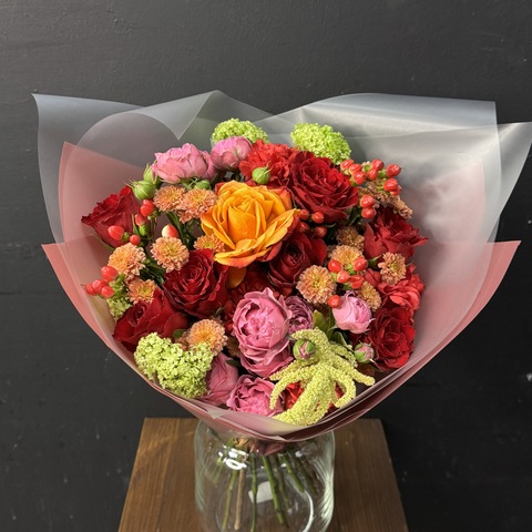 Букет из микса роз, сантини и диантусов, украшенный амарантом