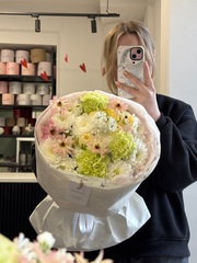 Букет из хризантемы, диантусов, ранункулюсов, хелеборуса и маттиолы