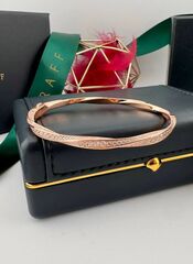 braslet-kruchenyj-zhyostkij-iz-serebra-925-proby-s-fianitami