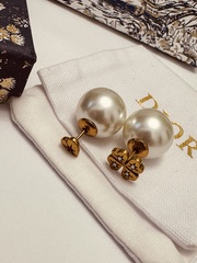 6727- Серьги-пусеты DIOR ассиметричные