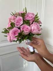 Свадебный букет из одноголовых роз и зелени