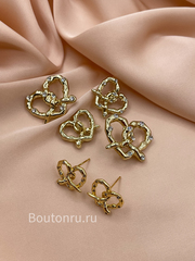 Серьги сердечки золотистые крендельки в стразах