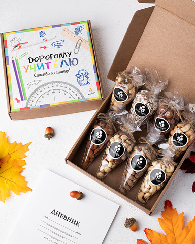 Набор орехов HoneyForYou (ассорти) в подарочной крафт-коробке учителю
