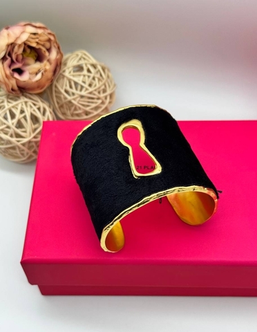 Браслет манжета ЗАМОЧНАЯ СКВАЖИНА широкий черный в стиле Schiaparelli