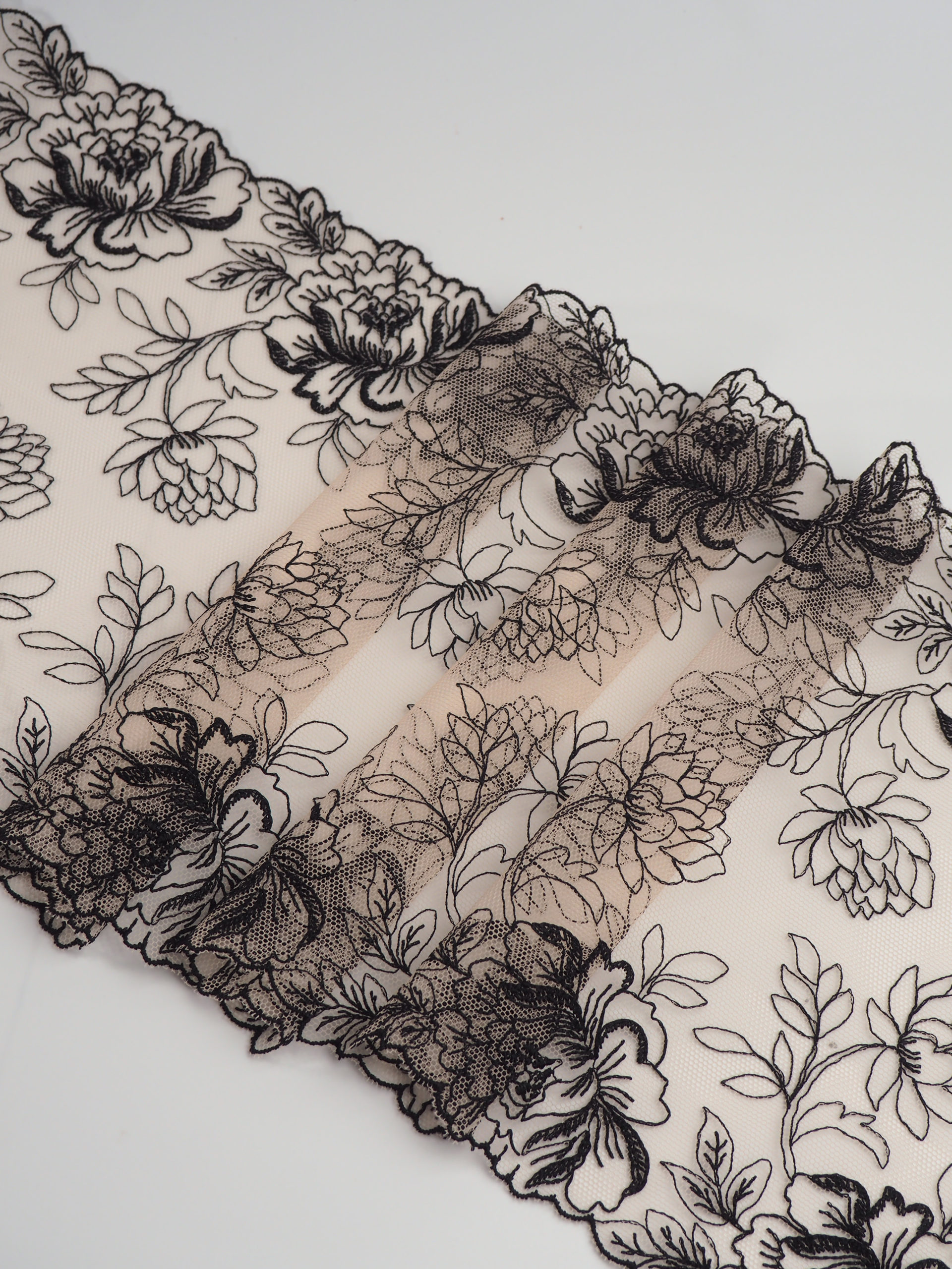 Вышивка на сетке бежевая с черным неэластичная ширина 19 см